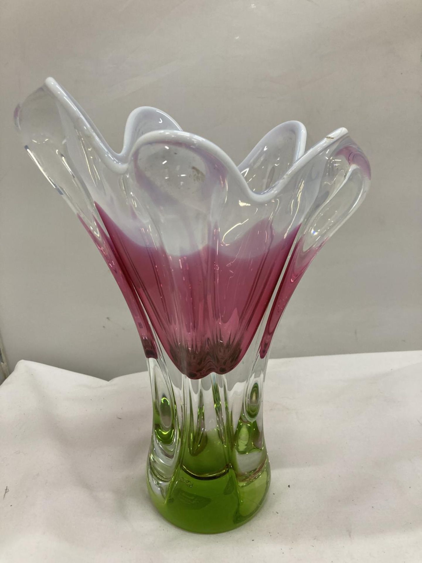 A MURANO STYLE HEAVY ART GLASS VASE WITH GRADUATING COLOURS OF GREEN, CRANBERRY AND ACID WHITE - - Image 10 of 17