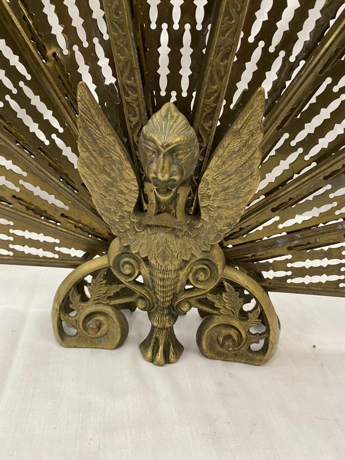 A VINTAGE BRASS PEACOCK FAN FIRE SCREEN WITH WINGED GRIFFIN TO THE BASE, HEIGHT 63CM - Image 3 of 10