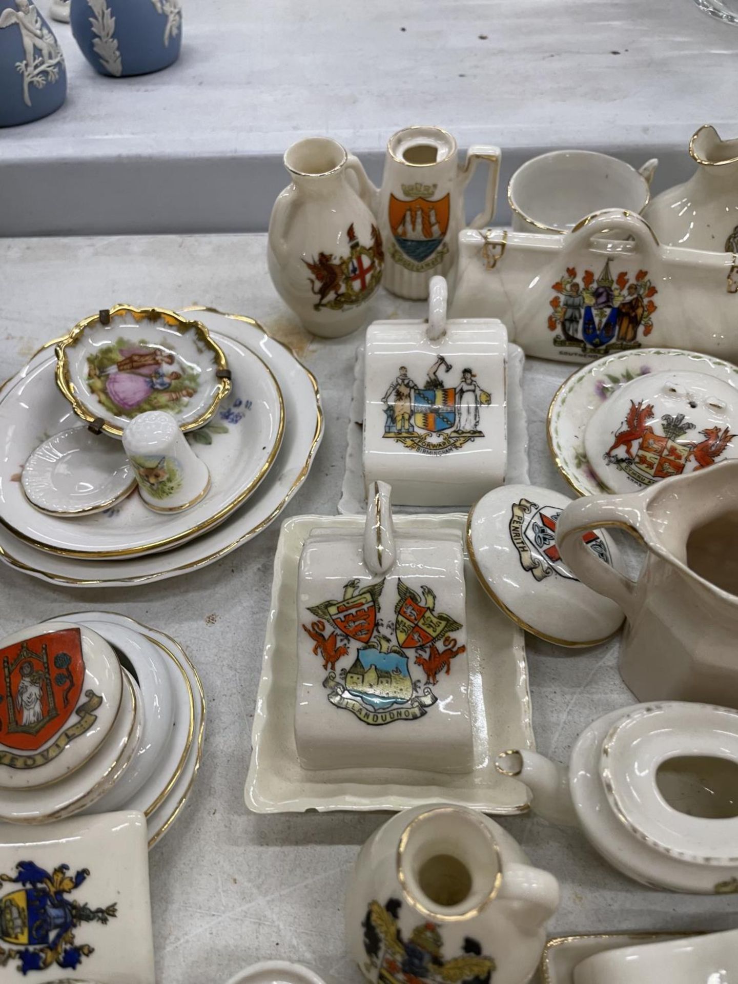 A LARGE QUANTITY OF CRESTED WARE TO INCLUDE MINIATURE CHEESE DISHES, PLATES, VASES, CUPS, JUGS, ETC - Image 6 of 11