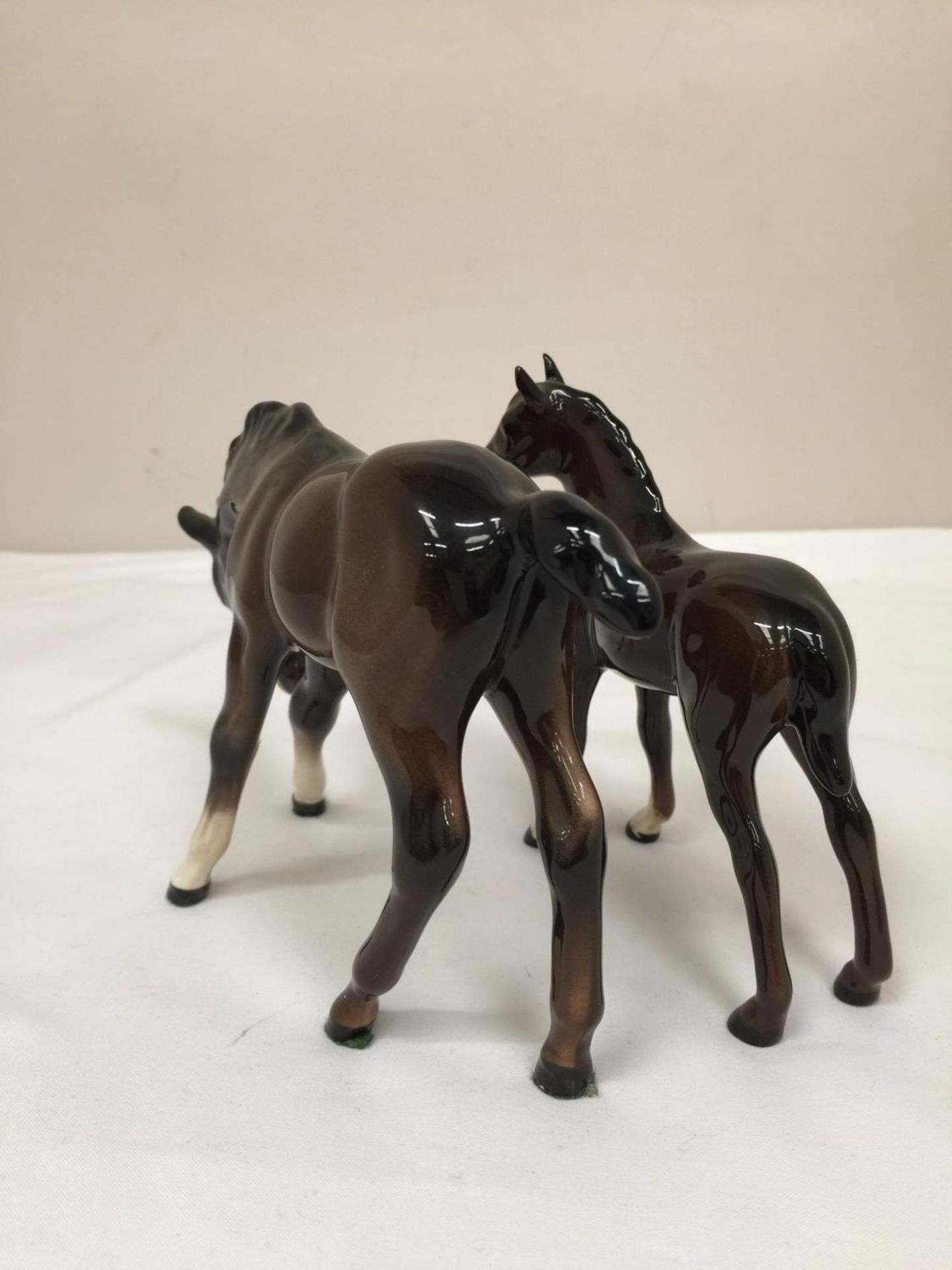 TWO BESWICK BAY FOALS HEIGHT 11.5CM AND 11CM - Image 3 of 5