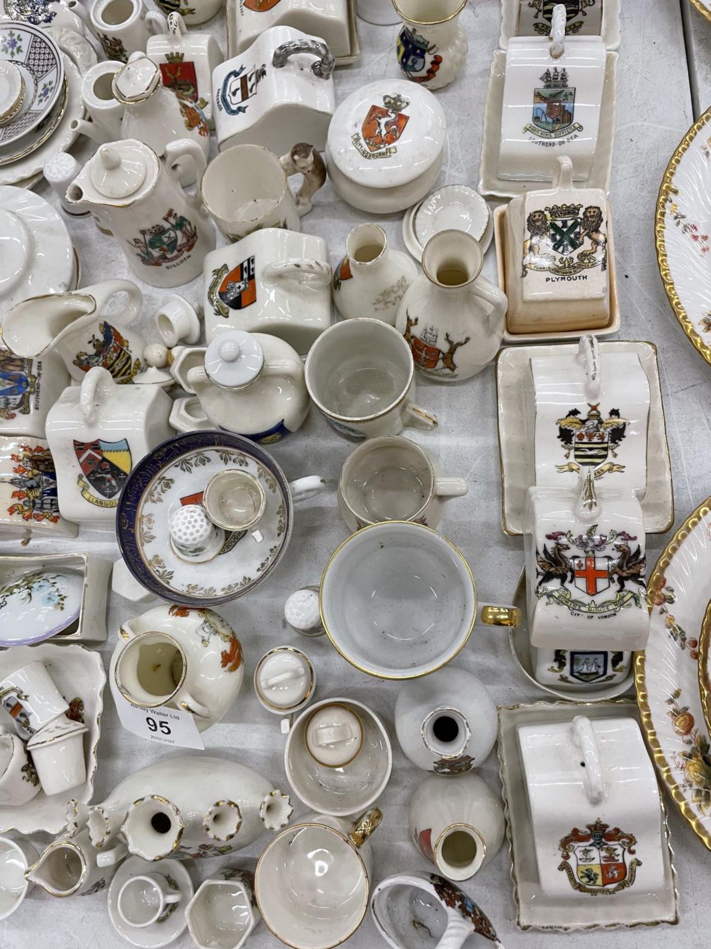 A LARGE QUANTITY OF CRESTED WARE TO INCLUDE MINIATURE CHEESE DISHES, PLATES, VASES, CUPS, JUGS, ETC - Image 9 of 11