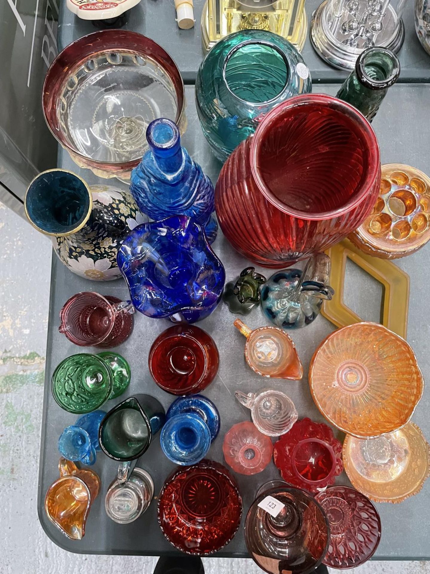 A LARGE QUANTITY OF COLOURED GLASSWARE TO INCLUDE VASES, BOWLS, JUGS, ETC - Image 2 of 9