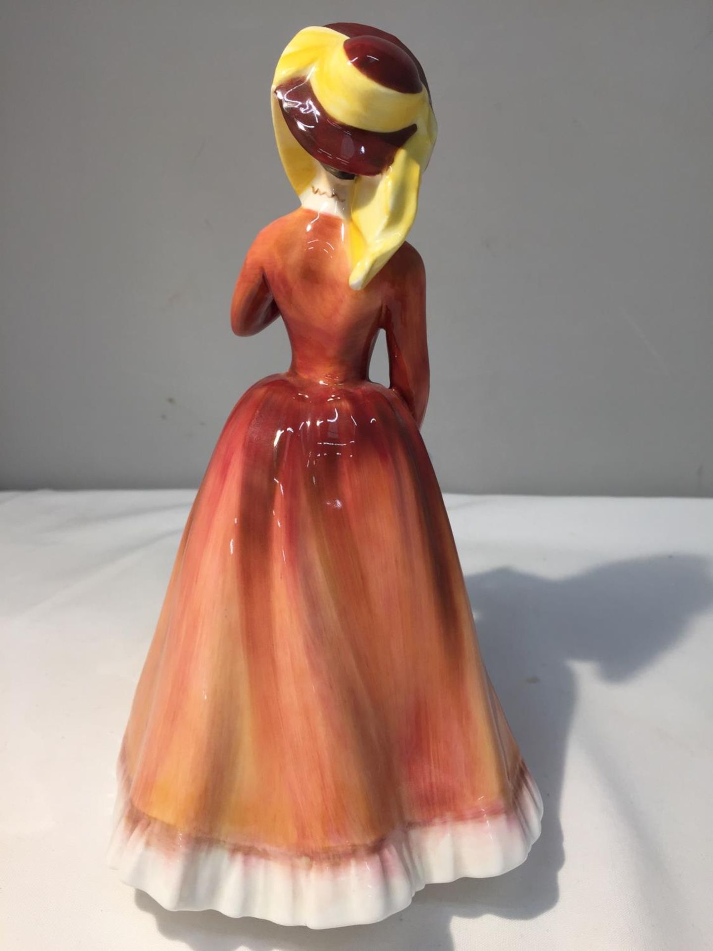 A ROYAL DOULTON FIGURE 'JULIA' HN 2705 HEIGHT 20CM - Image 4 of 7