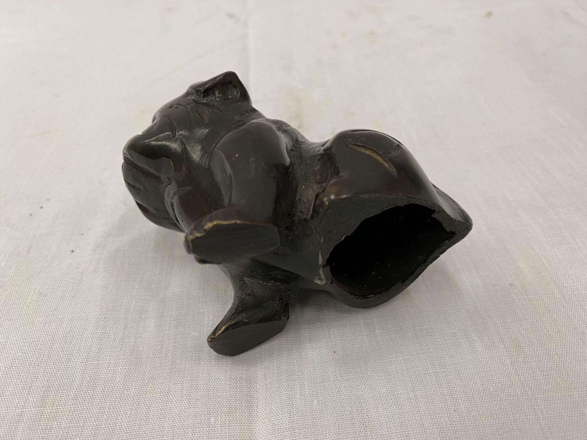 A PAIR OF BRONZE BULLDOGS, ONE SITTING AND ONE LAYING DOWN, HEIGHT 7CM AND 4CM - Image 21 of 22