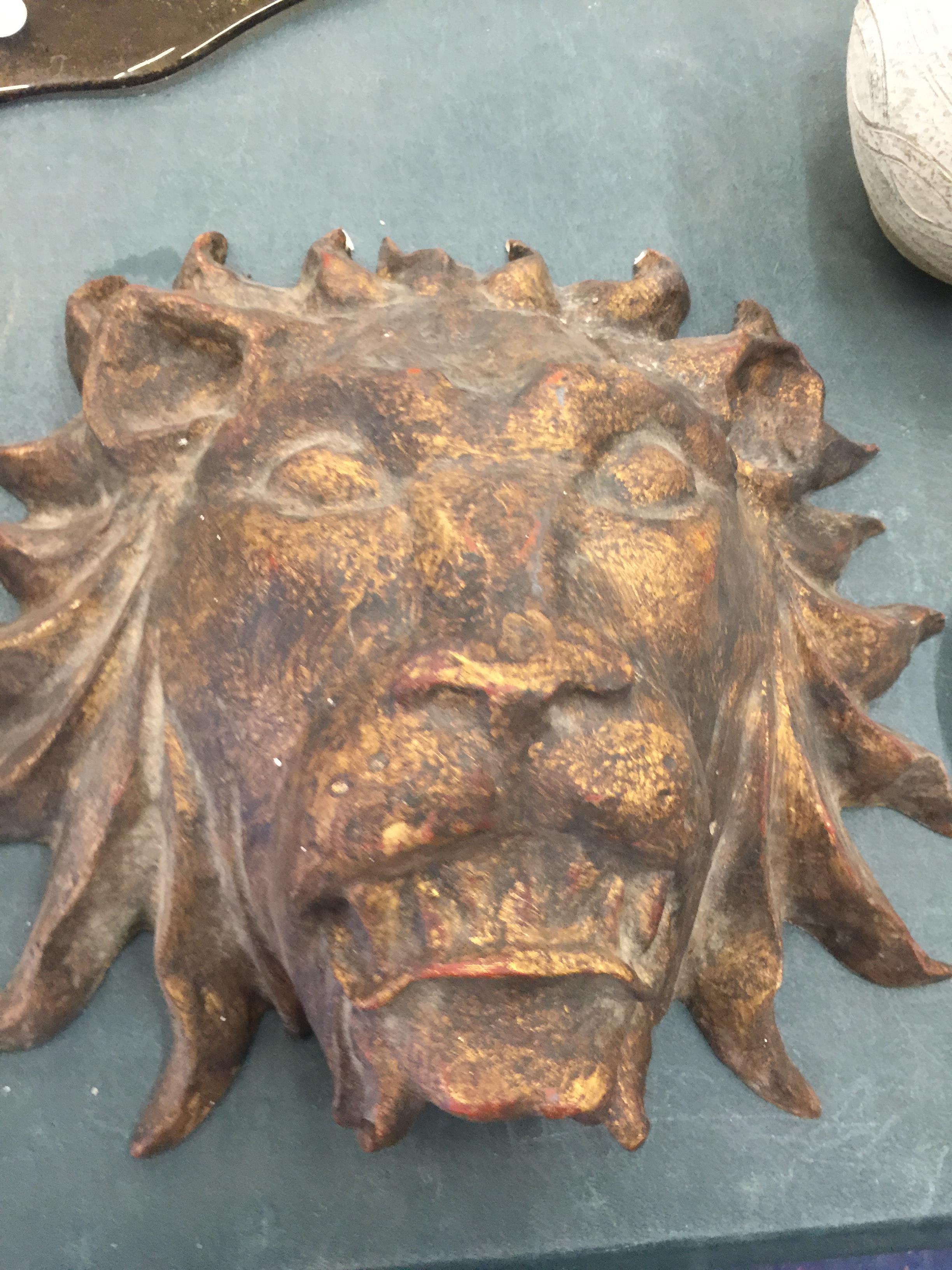 A WOODEN AND GILT HAND CARVED WALL HANGING OF A LIONS HEAD - Image 2 of 5