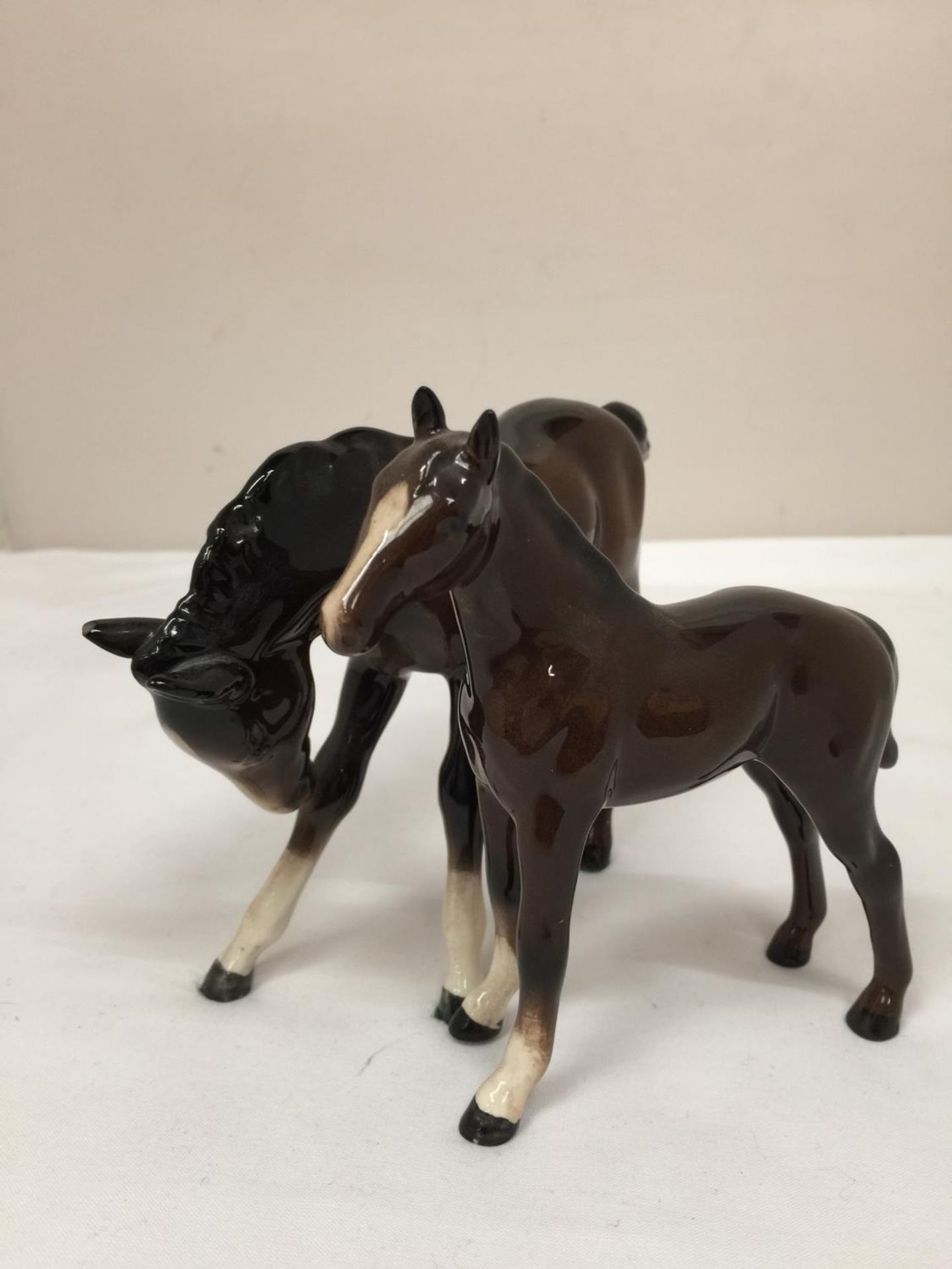 TWO BESWICK BAY FOALS HEIGHT 11.5CM AND 11CM - Image 4 of 5
