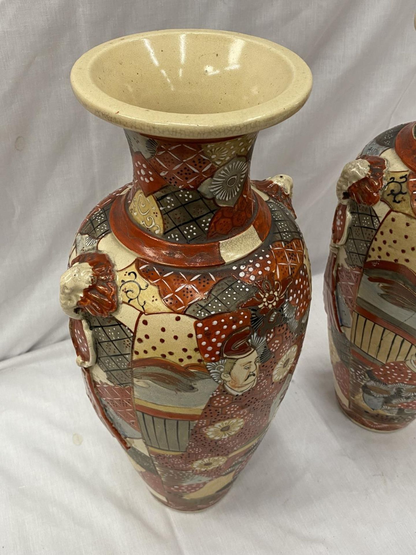A PAIR OF ORIENTAL STYLE VASES WITH EMBOSSED DECORATION HEIGHT 45CM - A/F CRACKS TO BOTH - Image 3 of 16