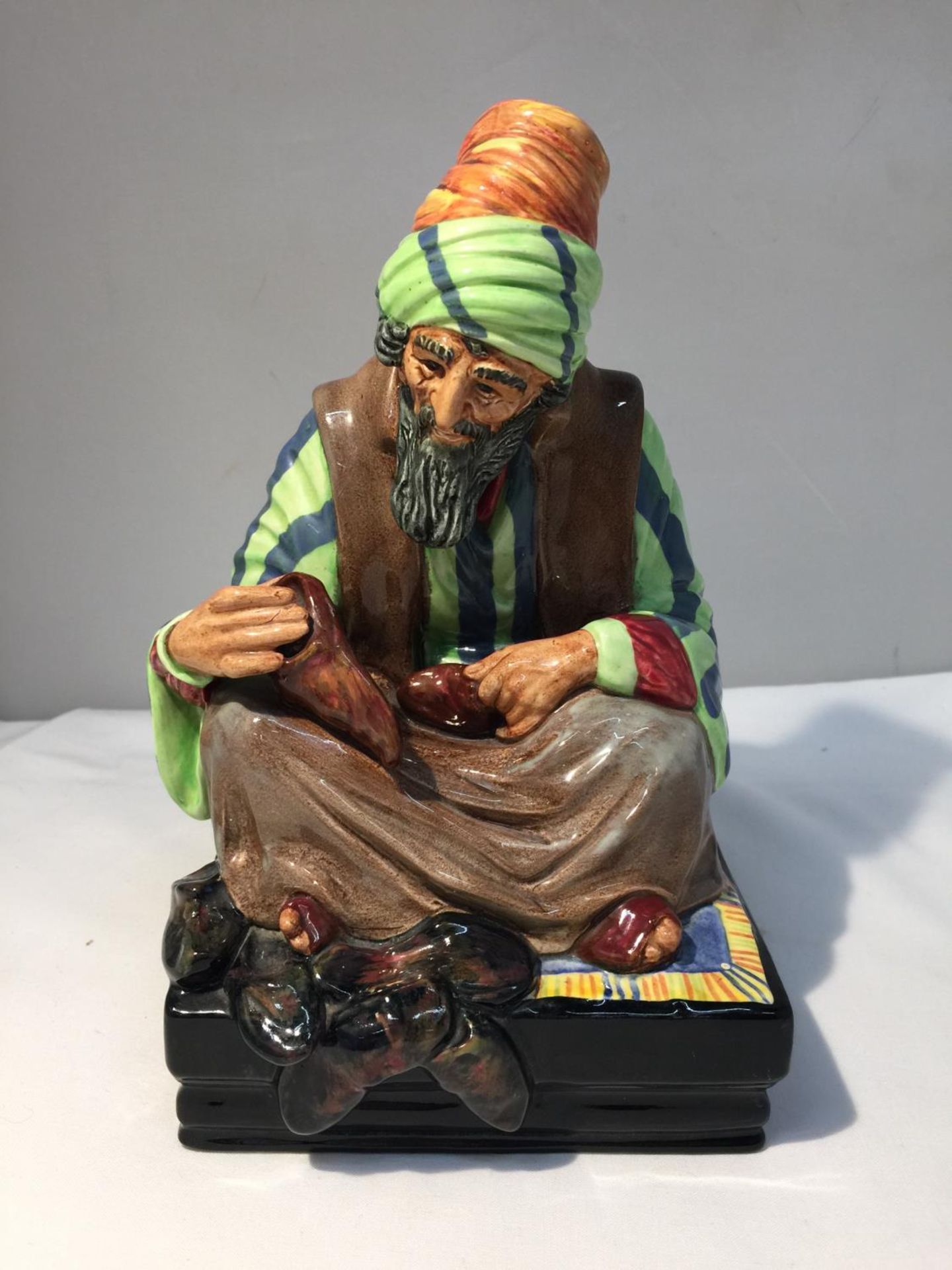 A ROYAL DOULTON FIGURE OF 'THE COBBLER' HN 1706 HEIGHT APPROX 21CM