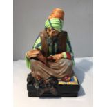 A ROYAL DOULTON FIGURE OF 'THE COBBLER' HN 1706 HEIGHT APPROX 21CM