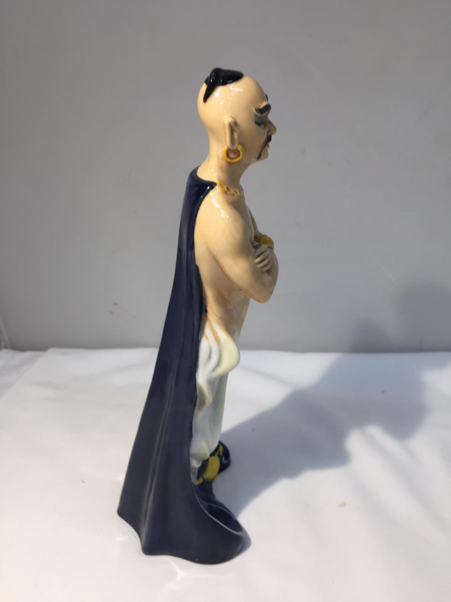 A ROYAL DOULTON FIGURE 'THE GENIE' HN 2989 HEIGHT APPROX 26CM - Image 3 of 7