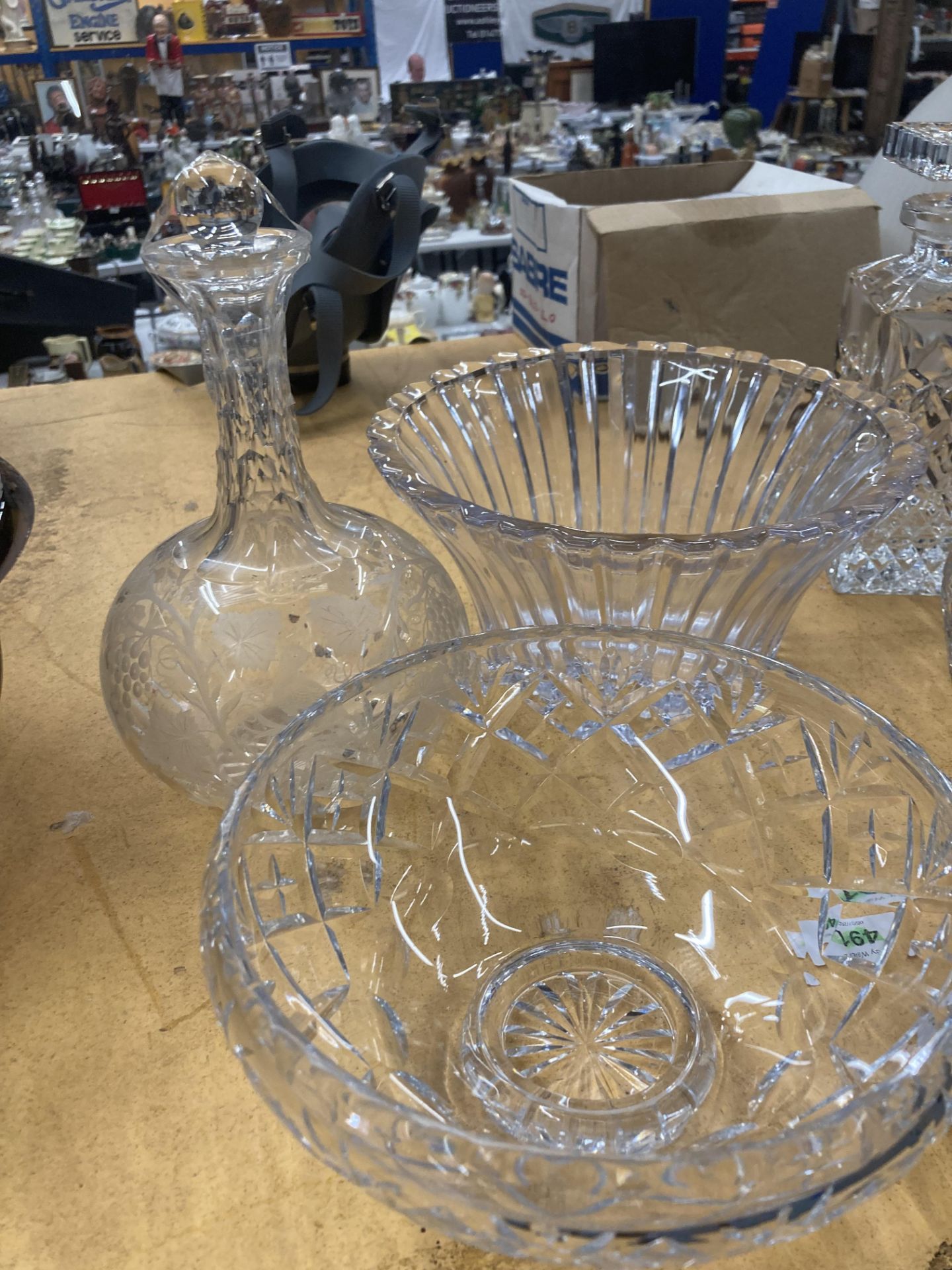 A QUANTITY OF LEAD CUT CRYSTAL GLASS TO INCLUDE DECANTERS, BOWLS AND A BASKET - Image 4 of 15