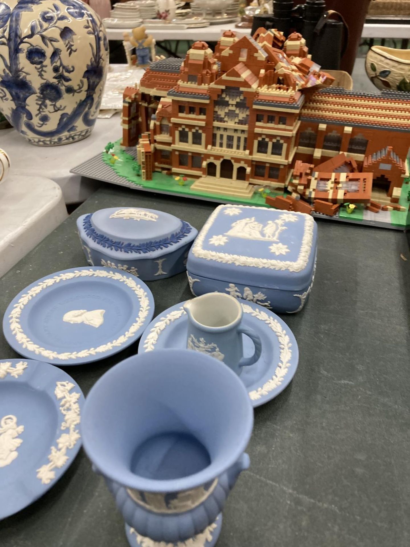 SEVEN PIECES OF WEDGWOOD JASPERWARE TO INCLUDE TRINKET BOXES, PIN TRAYS, ETC - Image 8 of 12