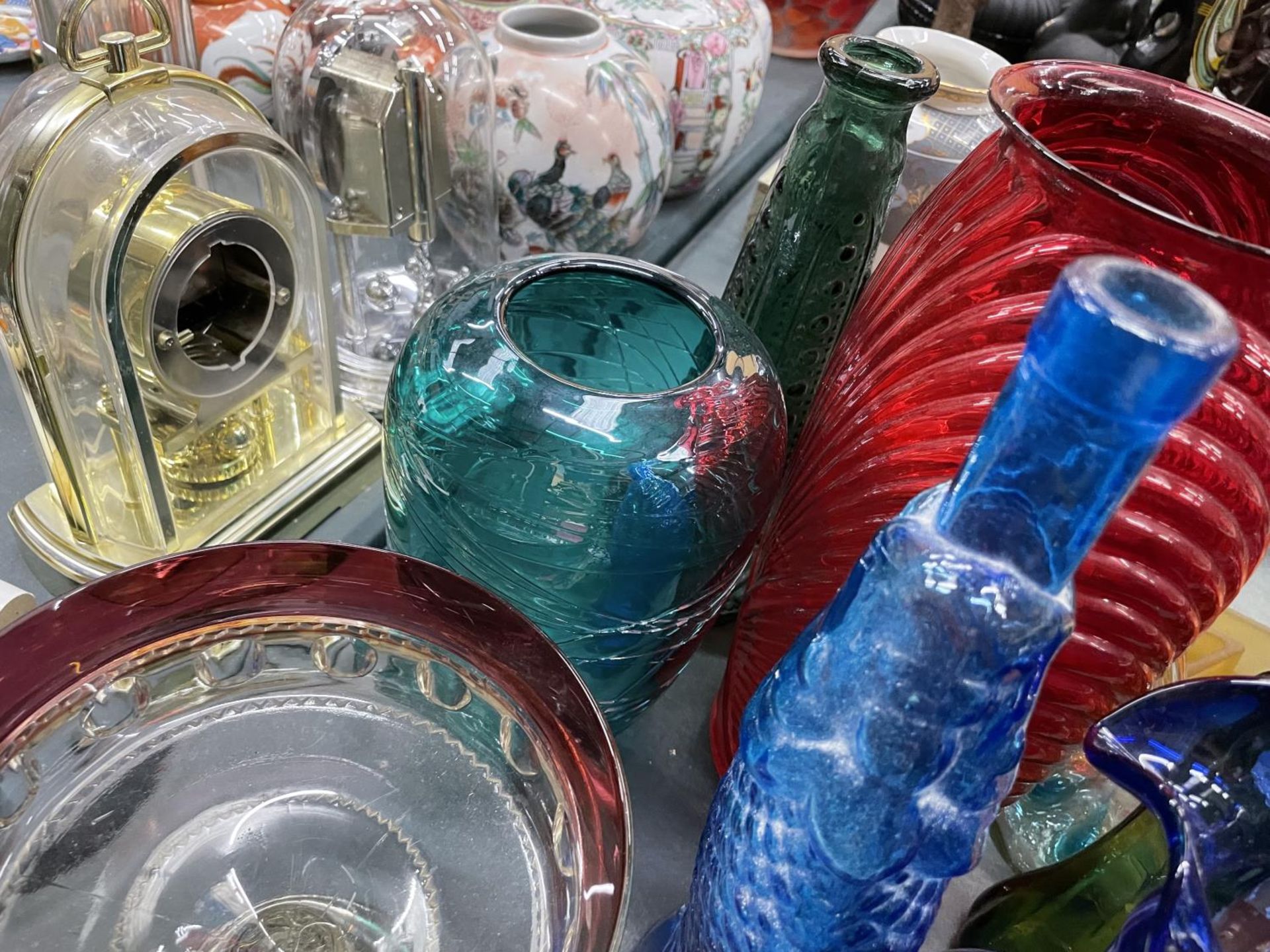 A LARGE QUANTITY OF COLOURED GLASSWARE TO INCLUDE VASES, BOWLS, JUGS, ETC - Image 9 of 9