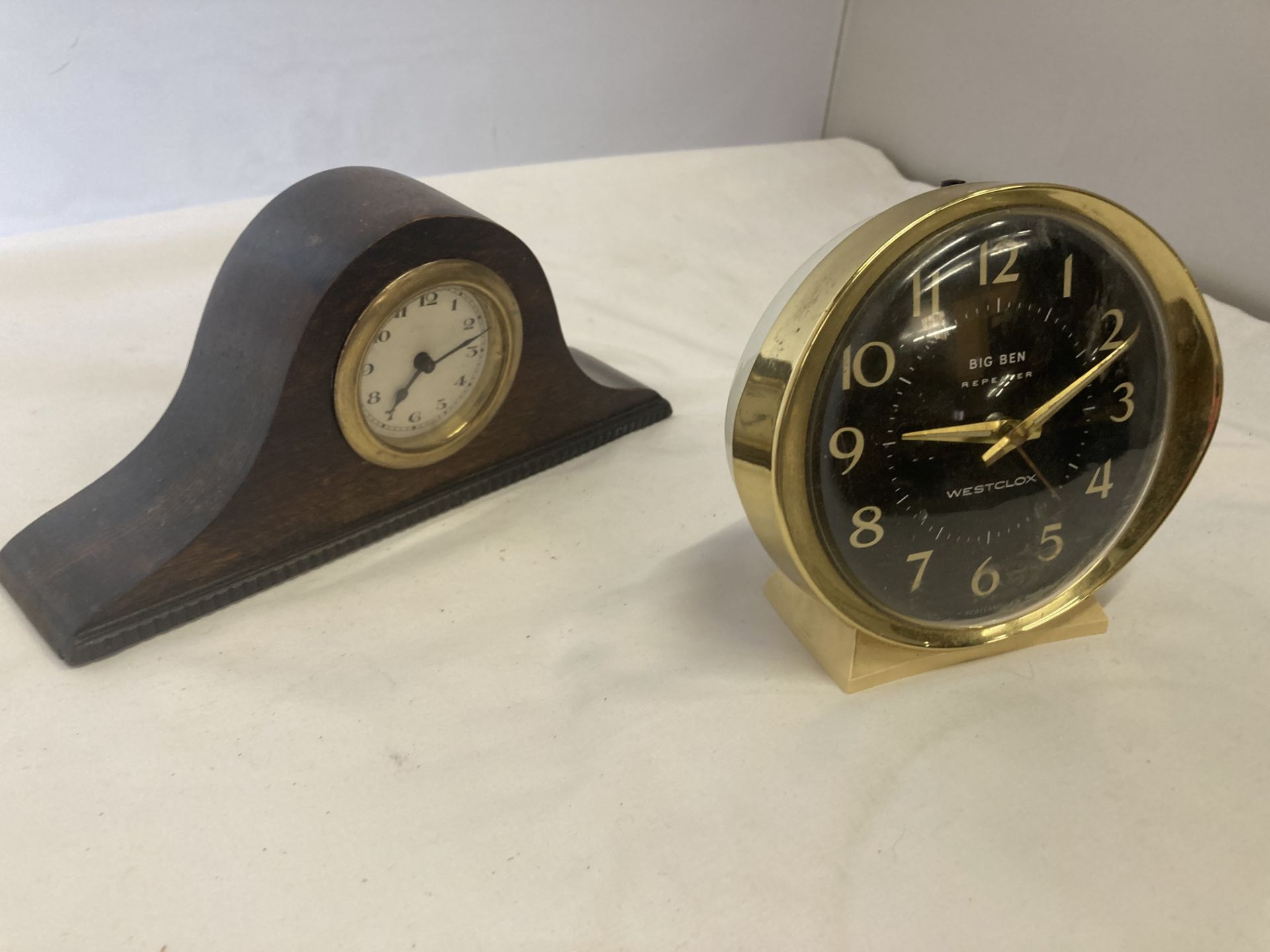 TWO MAHOGANY CASED WALL CLOCKS, A WESTCLOX 'BIG BEN' ALARM CLOCK, A SMITHS VINTAGE ELECTRIC MANTLE - Image 10 of 21