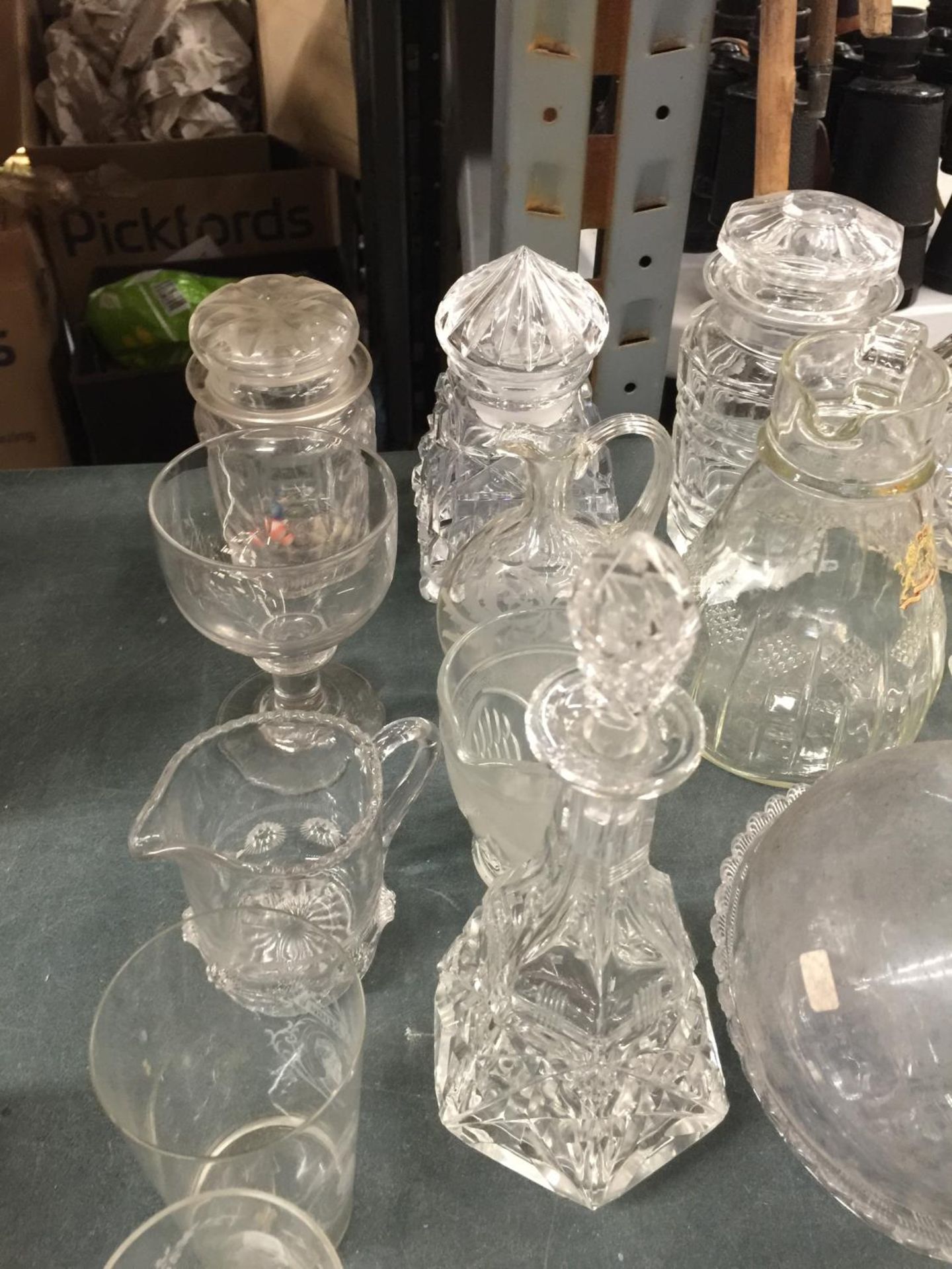 A QUANTITY OF GLASSWARE TO INCLUDE A 19TH CENTURY GLASS BAROMETER - A/F, JUGS, DISHES ETC - Image 2 of 6