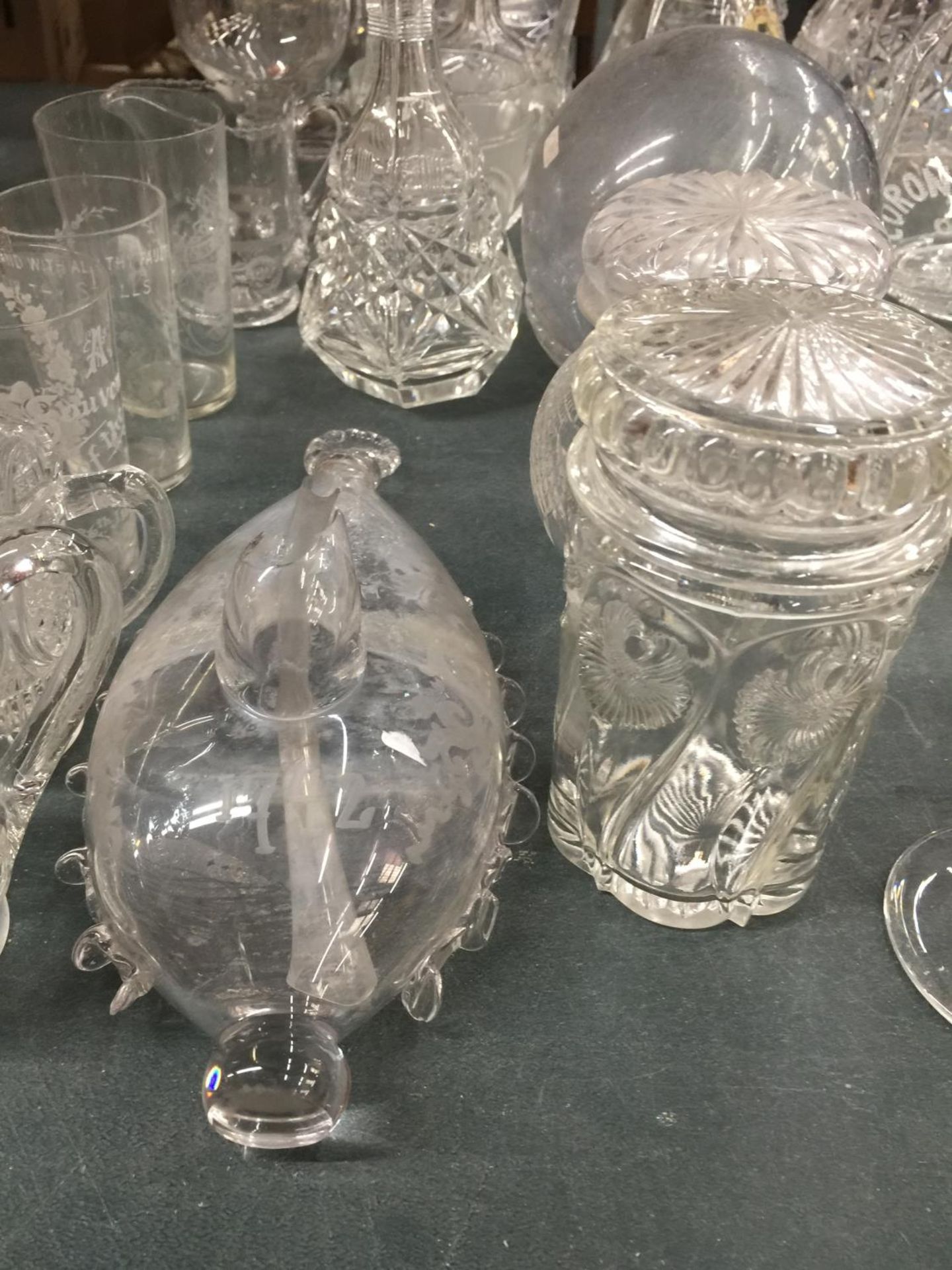 A QUANTITY OF GLASSWARE TO INCLUDE A 19TH CENTURY GLASS BAROMETER - A/F, JUGS, DISHES ETC - Image 5 of 6