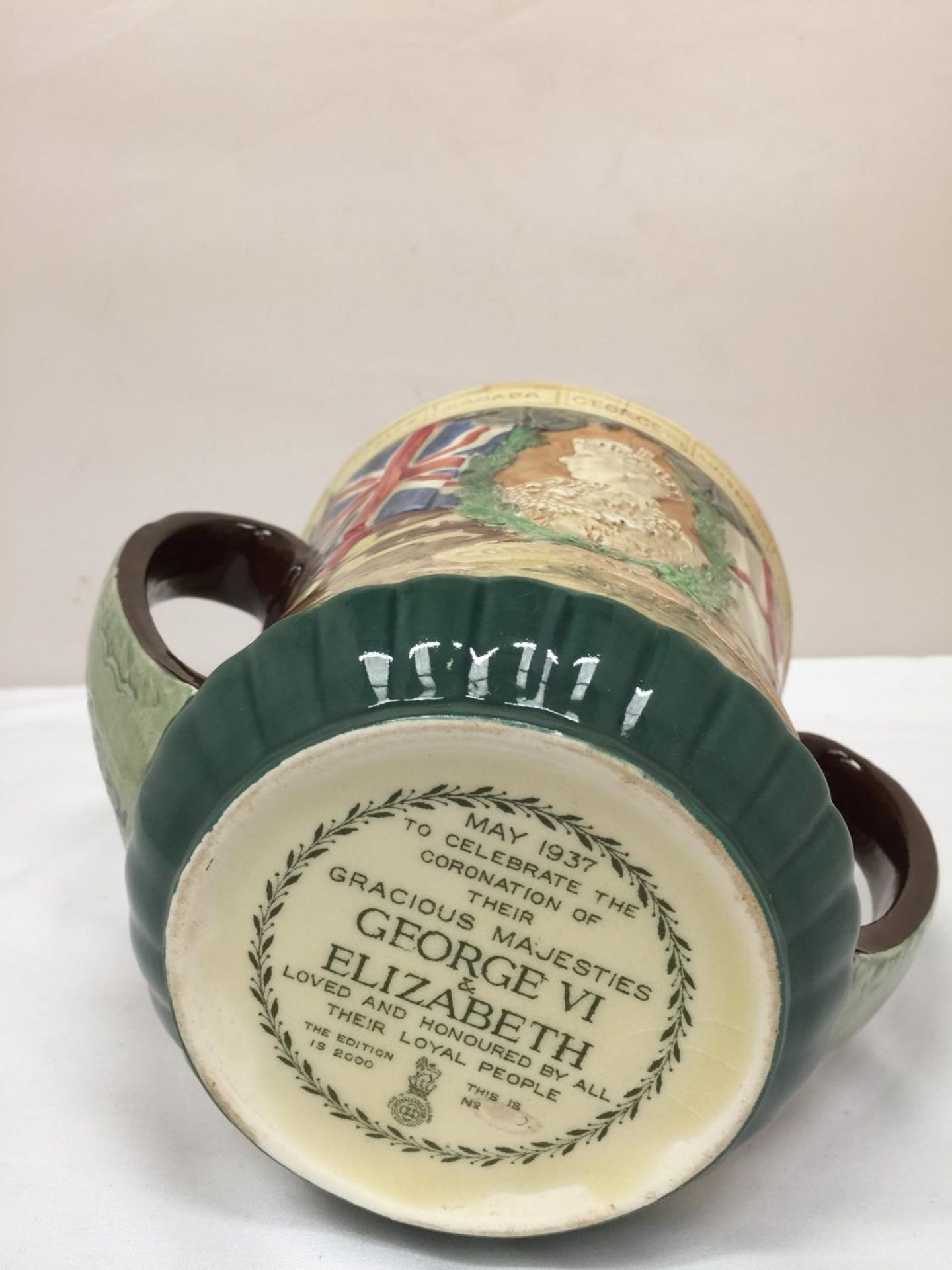 A ROYAL DOULTON TWO HANDLED LOVING CUP - TO COMMEMORATE THE CORONATION OF GEORGE V1 AND - Image 5 of 7