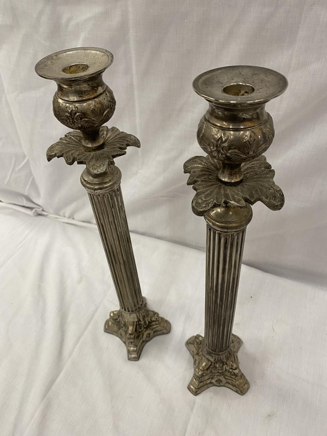 A PAIR OF SILVER PLATED CANDLESTICKS WITH COLUMN DECORATION HEIGHT 45.5CM - Image 5 of 6