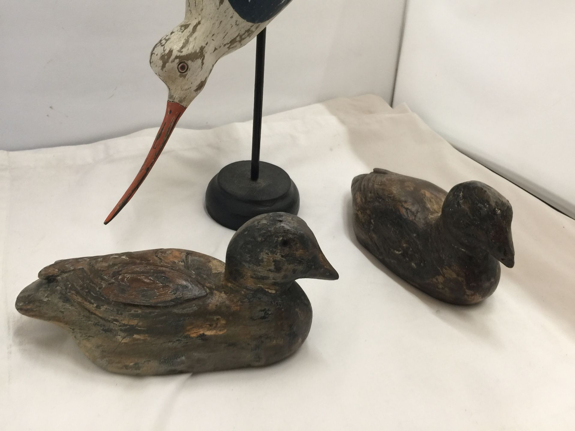 A VINTAGE PAIR OF CARVED WOODEN DUCKS (COOTS?) AND A CARVED PAINTED WADING BIRD - Image 2 of 4