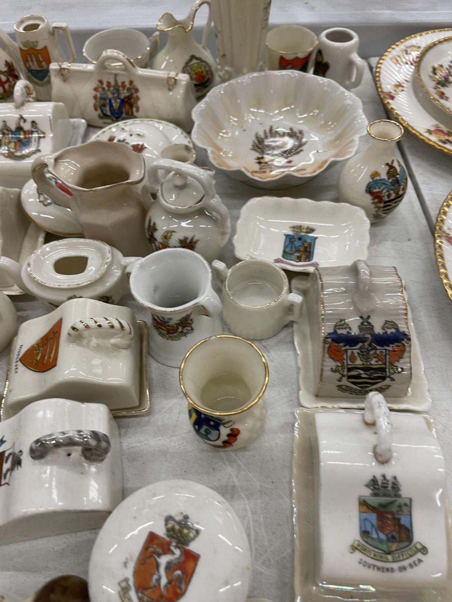 A LARGE QUANTITY OF CRESTED WARE TO INCLUDE MINIATURE CHEESE DISHES, PLATES, VASES, CUPS, JUGS, ETC - Image 5 of 11