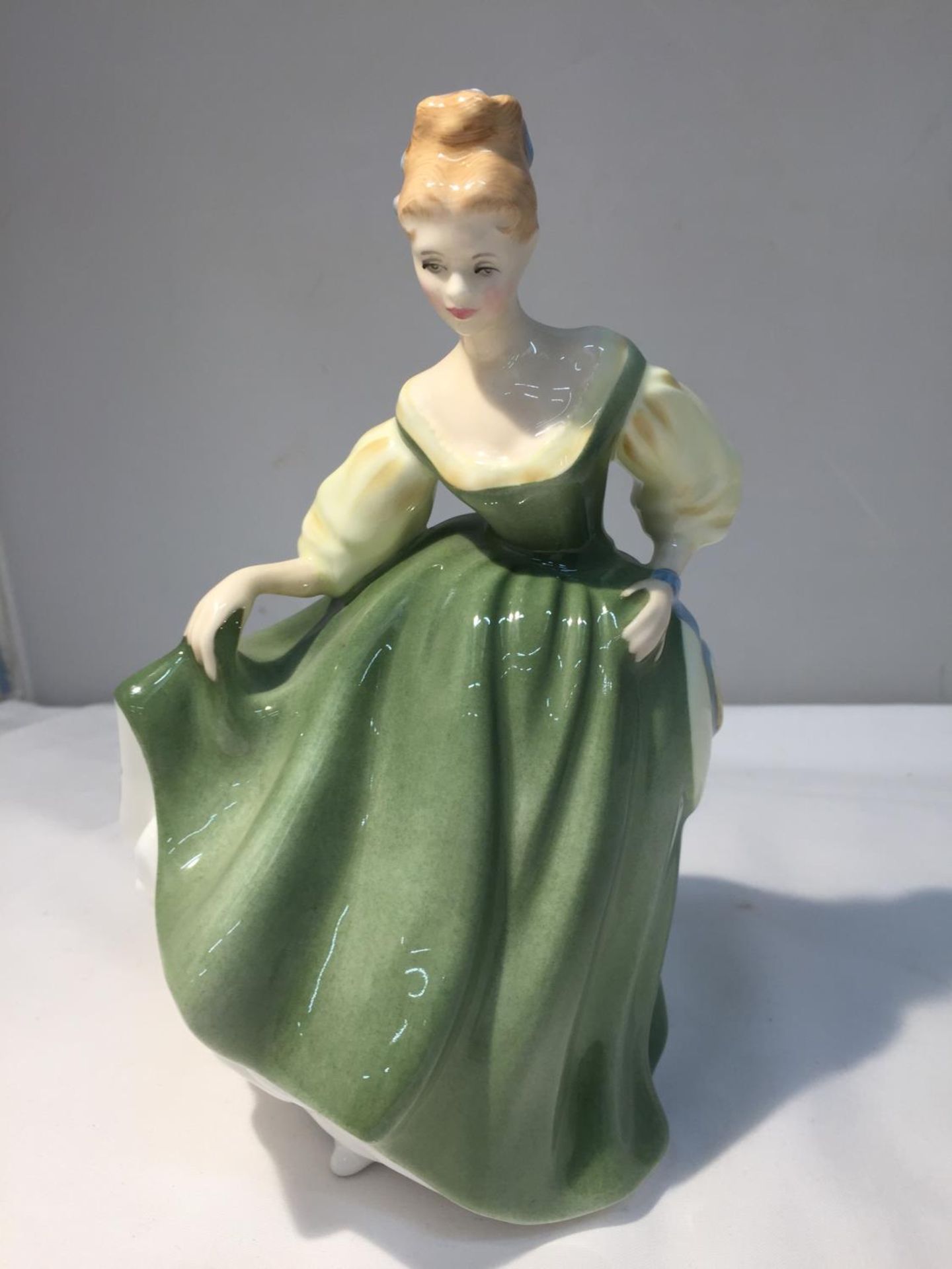 A ROYAL DOULTON FIGURE 'FAIR LADY' HN 2193 HEIGHT 20CM