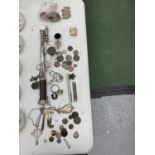 A QUANTITY OF ITEMS TO INCLUDE COINS, TOKENS, A TELESCOPE, COSTUME JEWELLERY, ETC