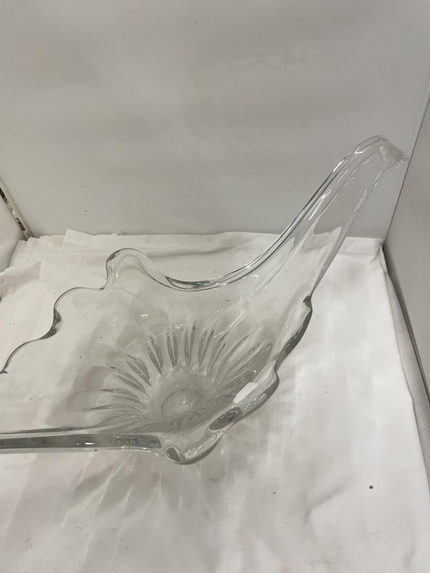 A LARGE HEAVY ART GLASS GONDOLA SHAPED BOWL HEIGHT 27CM, LENGTH 65CM, WIDTH 26CM - Image 2 of 5