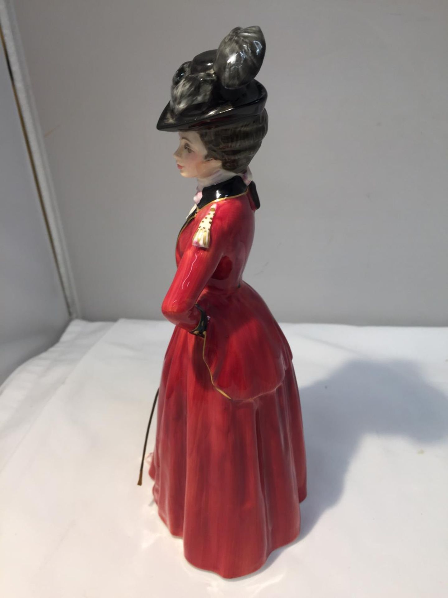 A ROYAL DOULTON FIGURE 'LADY WORSLEY' HN 3318, FROM A COLLECTION OF FOUR FIGURES, LIMITED EDITION - Image 2 of 7