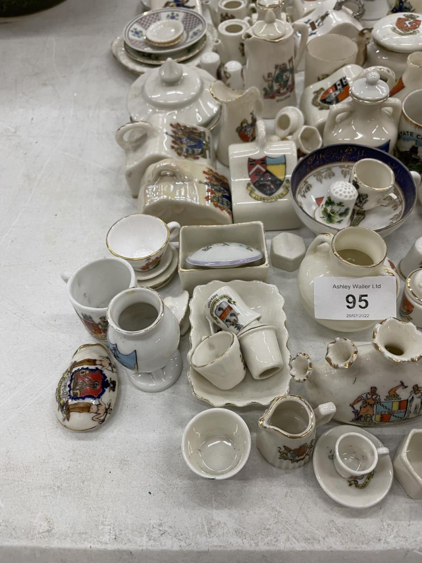 A LARGE QUANTITY OF CRESTED WARE TO INCLUDE MINIATURE CHEESE DISHES, PLATES, VASES, CUPS, JUGS, ETC - Image 2 of 11