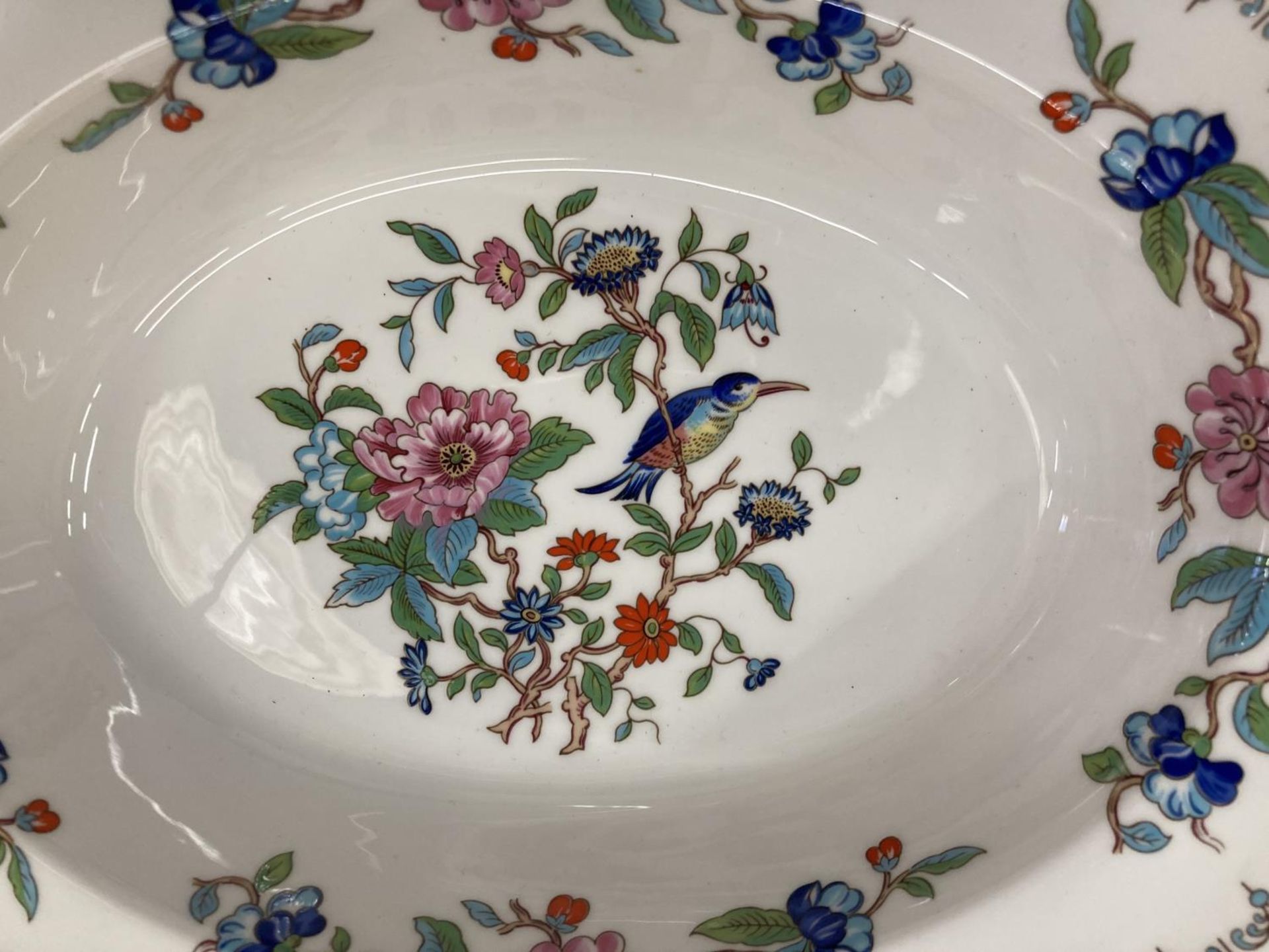 A QUANTITY OF AYNSLEY PEMBROKE FINE BONE CHINA - UNUSED TO INCLUDE A TUREEN, LARGE PLATTER, 3 MEDIUM - Image 9 of 9