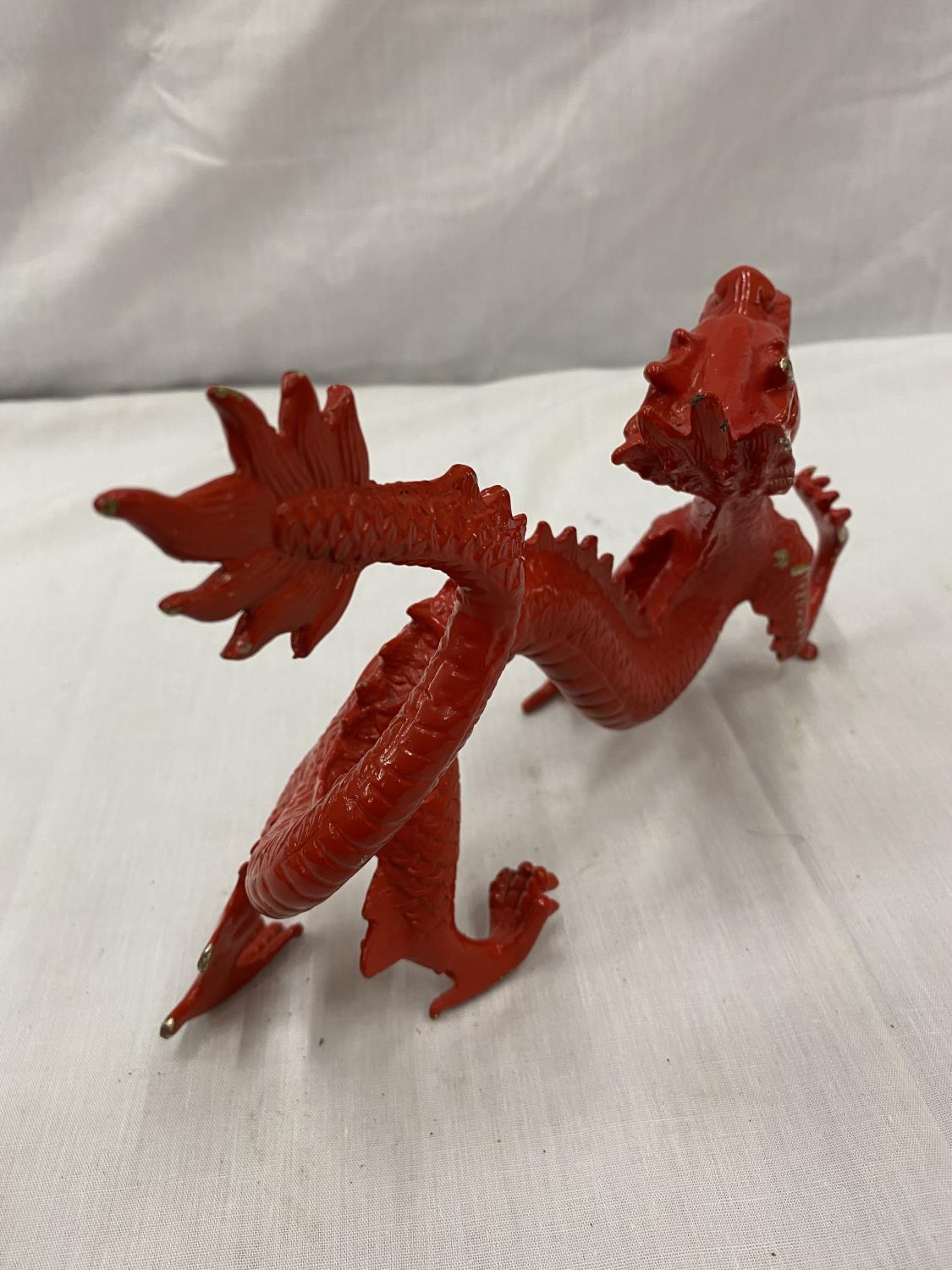 A METAL SCULPTURE OF A RED DRAGON HEIGHT 17CM, LENGTH APPROX 28CM - Image 5 of 8