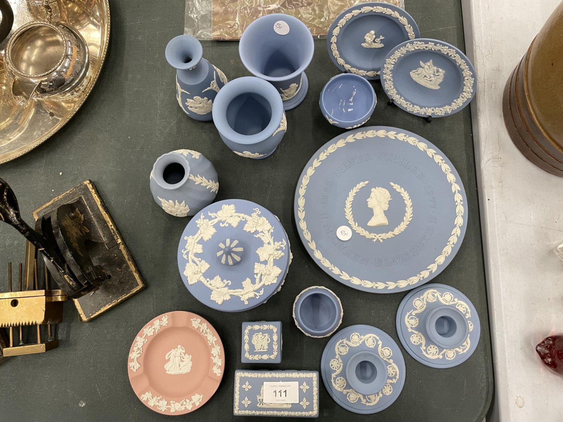 A QAUNTITY OF WEDGWOOD JASPERWARE TO INCLUDE PLATES, TRINKET BOXES, VASES, ETC, INCLUDES ONE PIECE - Image 5 of 5