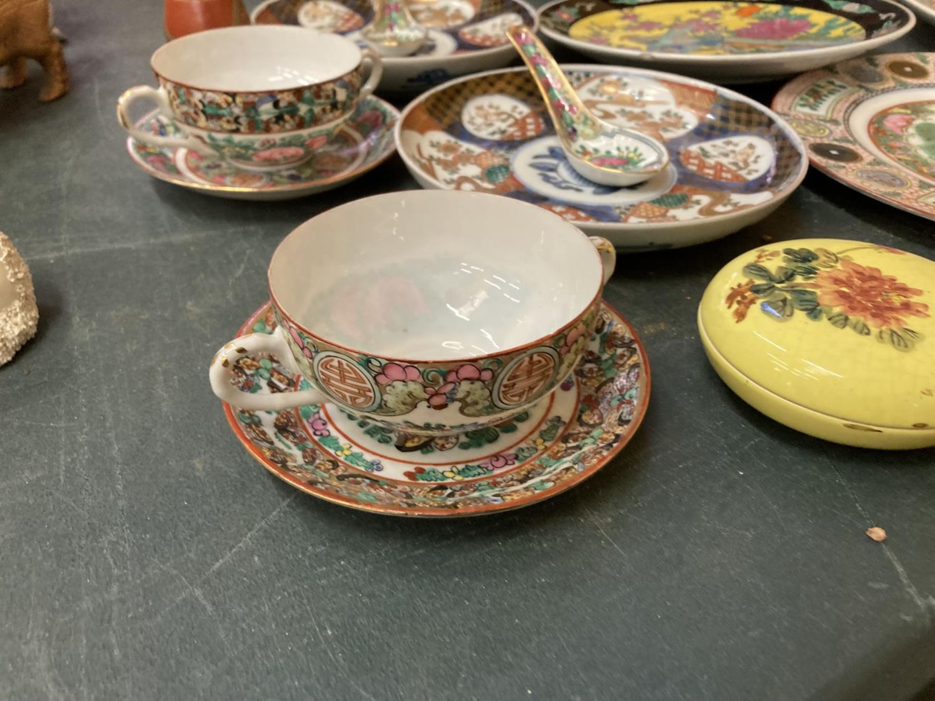 A QUANTITY OF ORIENTAL ITEMS TO INCLUDE PLATES, CUPS, SAUCERS, VASE,ETC - Image 4 of 19