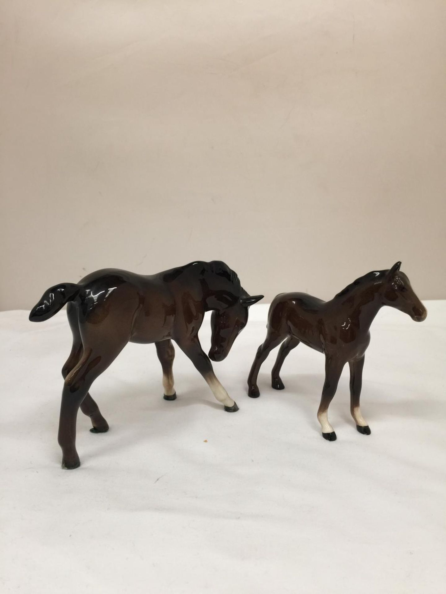 TWO BESWICK BAY FOALS HEIGHT 11.5CM AND 11CM - Image 2 of 5