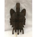A DOUBLE HEADED WALL HANGING SENEFU MASK OF TYPICAL FORM HEIGHT 40CM, WIDTH 22CM
