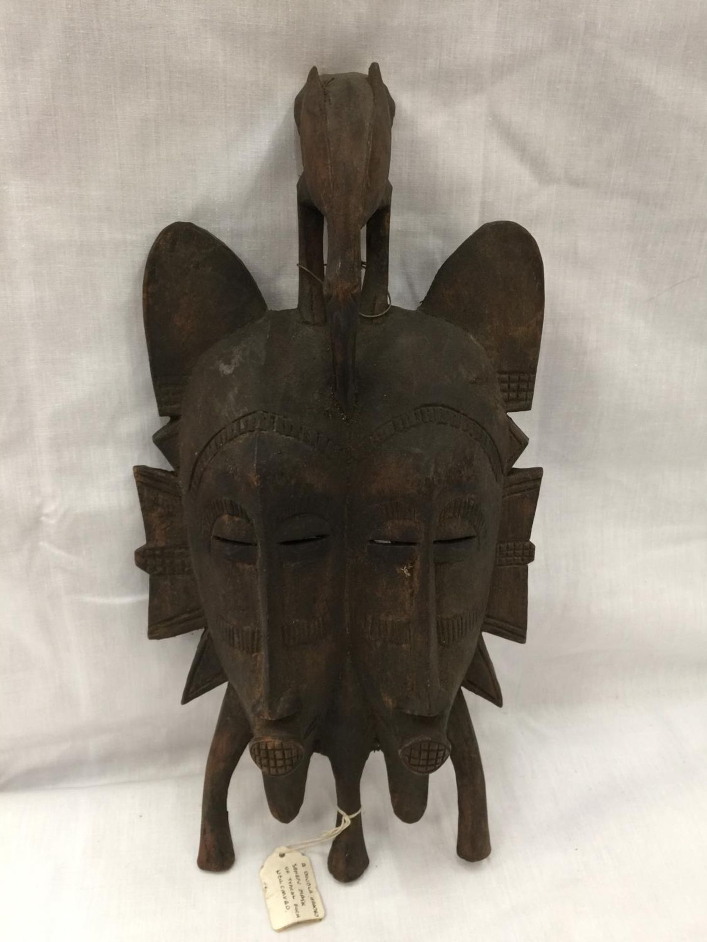 A DOUBLE HEADED WALL HANGING SENEFU MASK OF TYPICAL FORM HEIGHT 40CM, WIDTH 22CM