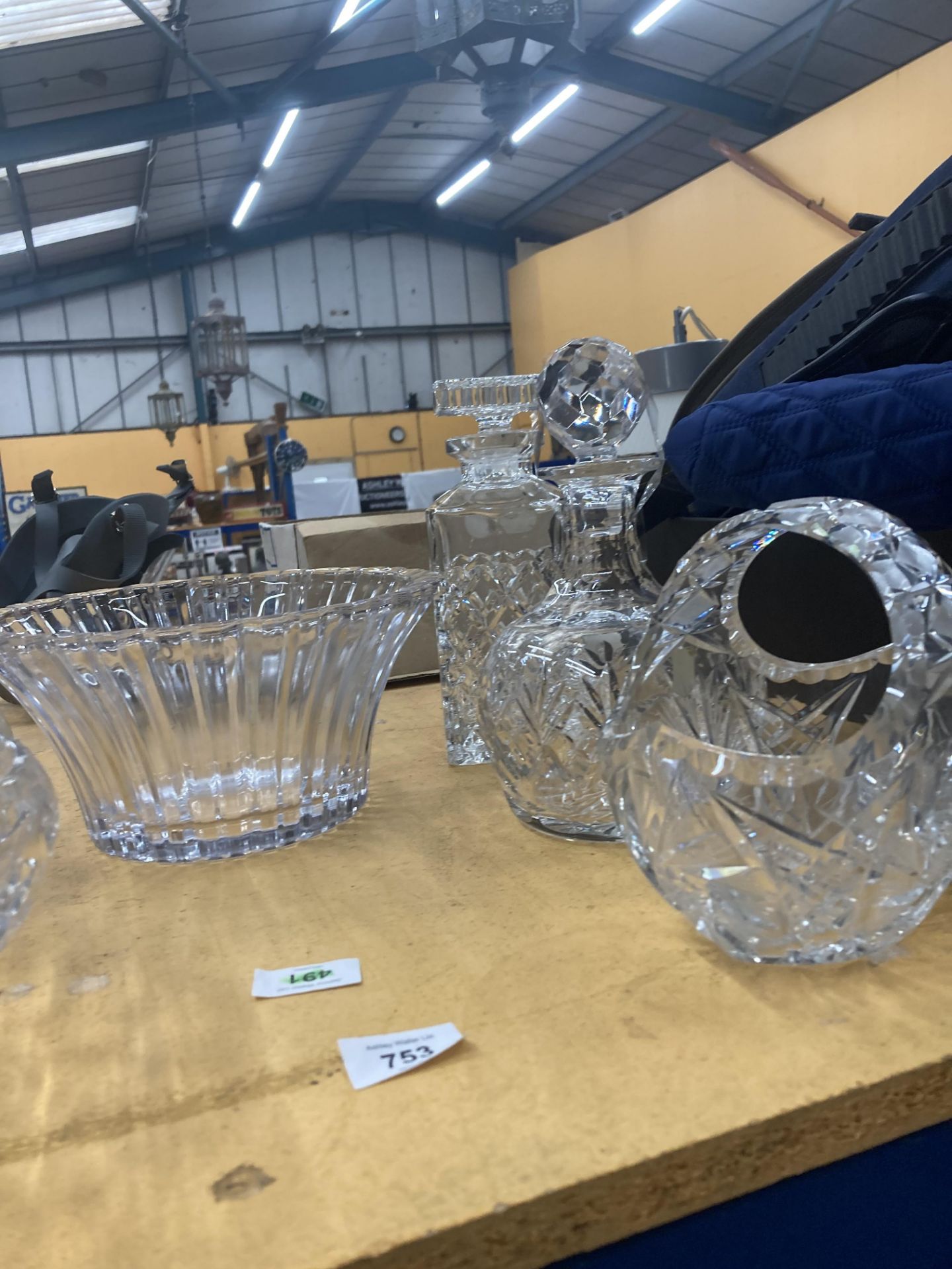 A QUANTITY OF LEAD CUT CRYSTAL GLASS TO INCLUDE DECANTERS, BOWLS AND A BASKET - Image 2 of 15