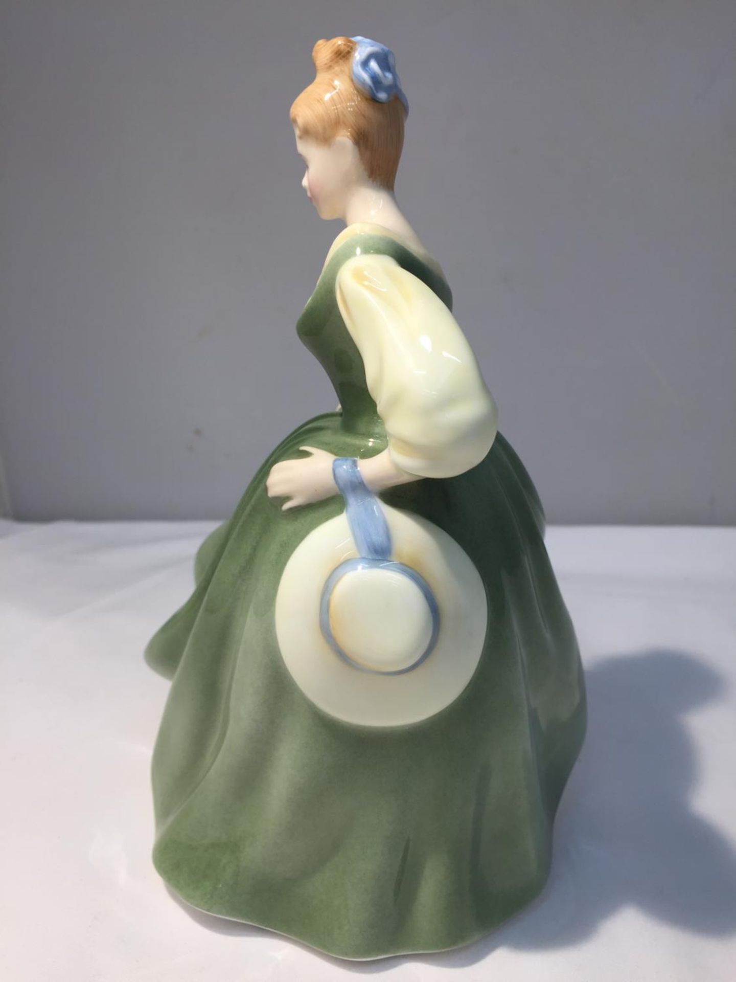 A ROYAL DOULTON FIGURE 'FAIR LADY' HN 2193 HEIGHT 20CM - Image 2 of 7