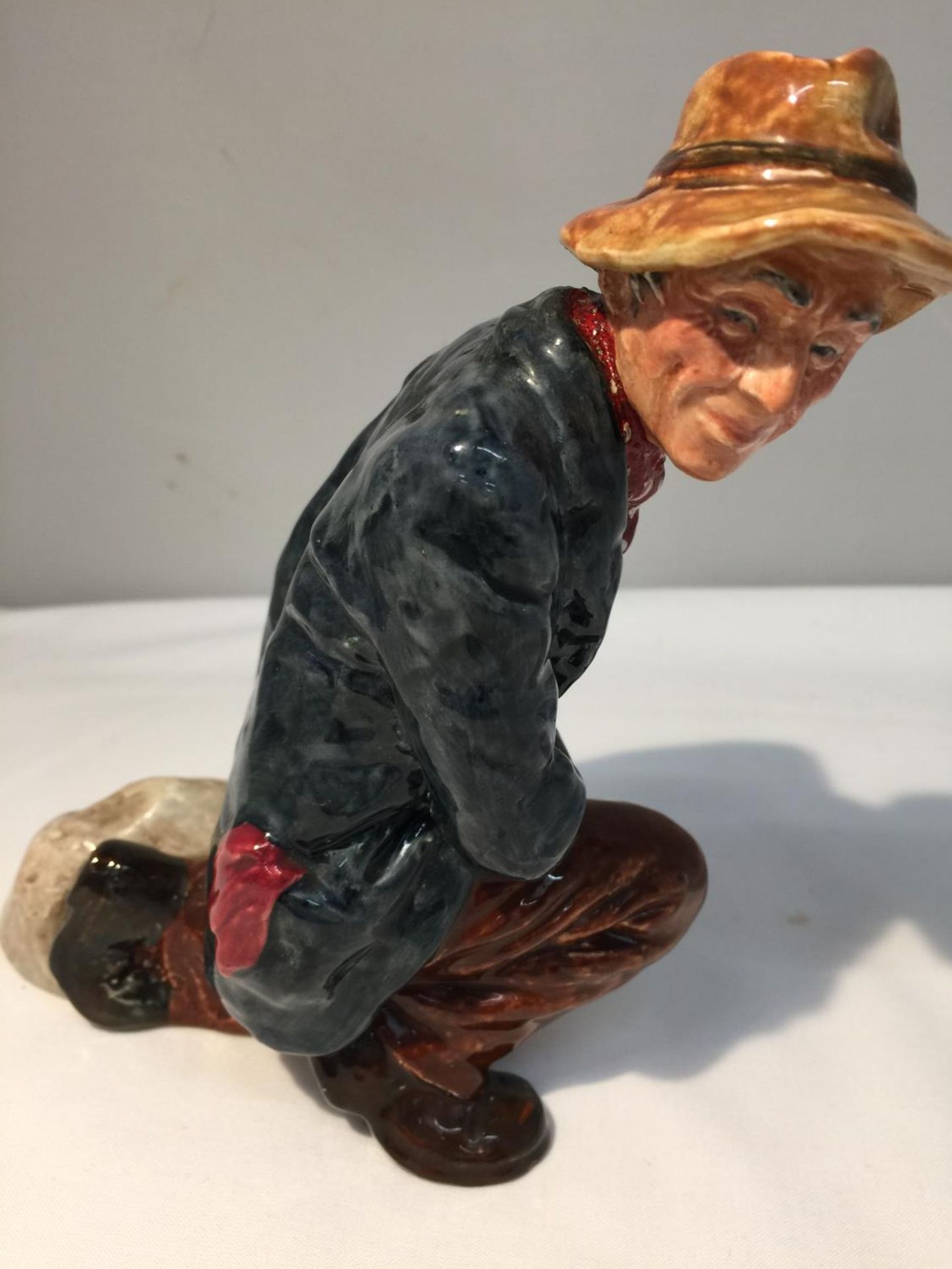 A ROYAL DOULTON FIGURE 'THE POACHER' HN 2043 HEIGHT 16CM - Image 3 of 7