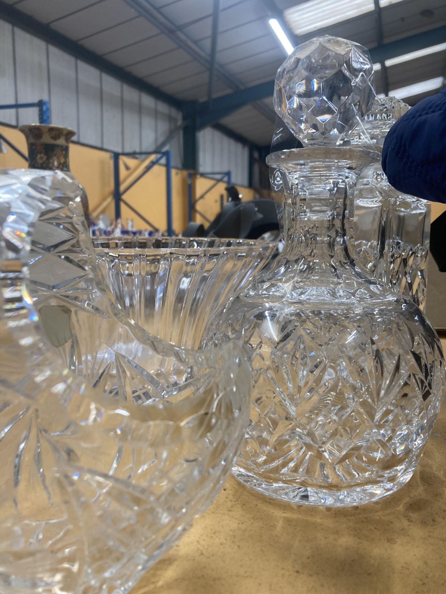 A QUANTITY OF LEAD CUT CRYSTAL GLASS TO INCLUDE DECANTERS, BOWLS AND A BASKET - Image 12 of 15