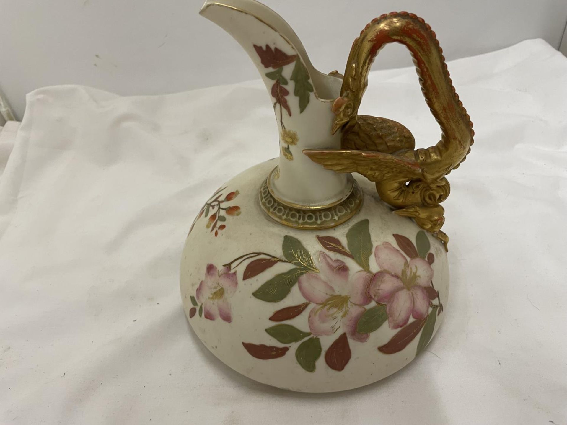 A ROYAL WORCESTER BLUSH IVORY JUG WITH GILT DRAGON SHAPED HANDLE - HANDLE A/F REG NO. 21627 - 1048 - Image 2 of 7