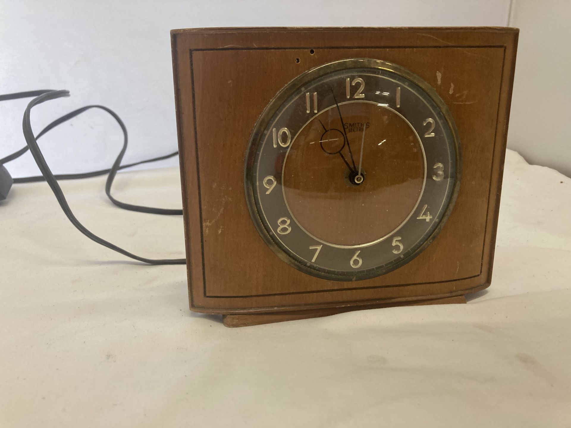 TWO MAHOGANY CASED WALL CLOCKS, A WESTCLOX 'BIG BEN' ALARM CLOCK, A SMITHS VINTAGE ELECTRIC MANTLE - Image 12 of 21