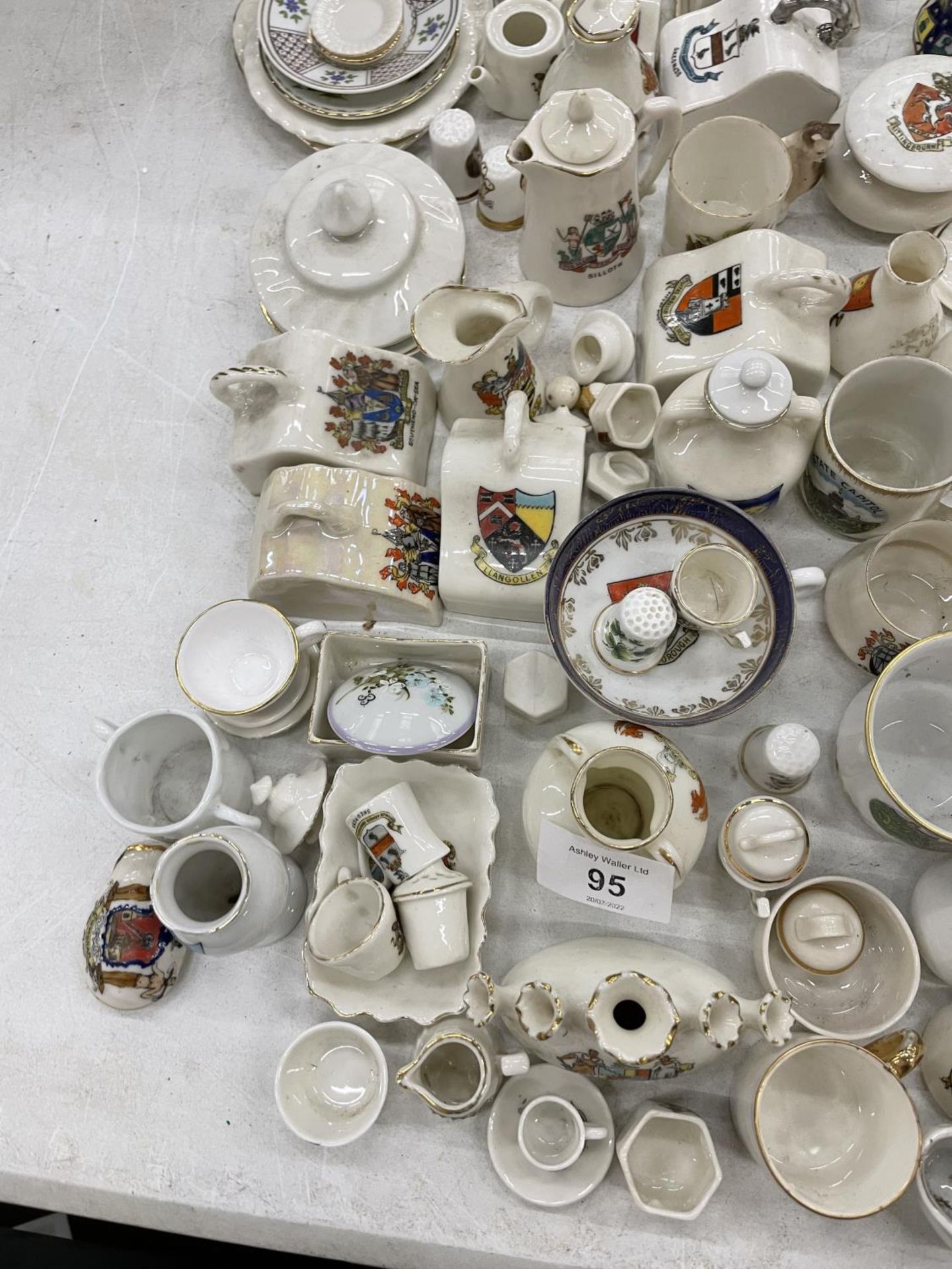 A LARGE QUANTITY OF CRESTED WARE TO INCLUDE MINIATURE CHEESE DISHES, PLATES, VASES, CUPS, JUGS, ETC - Image 10 of 11