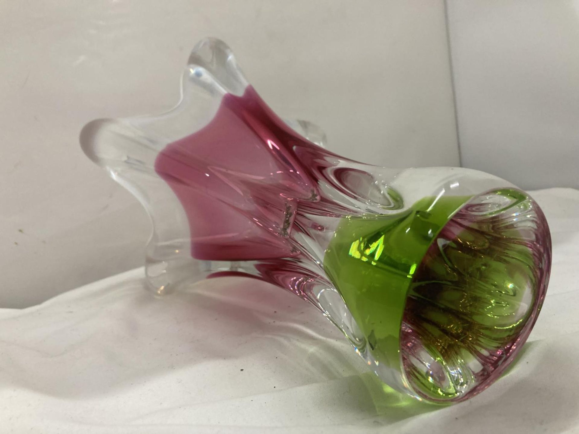 A MURANO STYLE HEAVY ART GLASS VASE WITH GRADUATING COLOURS OF GREEN, CRANBERRY AND ACID WHITE - - Image 17 of 17