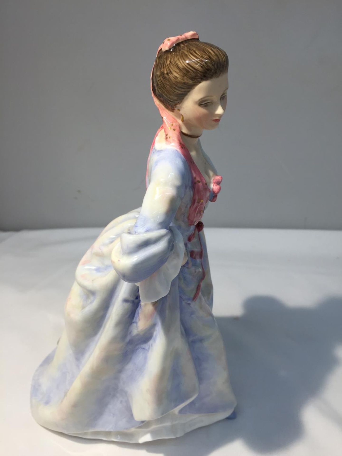 A ROYAL DOULTON FIGURE 'MRS HUGH BONFOY' HN 3319, FROM A COLLECTION OF FOUR FIGURES EACH IN A - Image 3 of 7