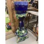 A MAJOLICA STYLE JARDINIER PLANT STAND AND PLANTER IN BLUE AND GREEN HEIGHT 91CM