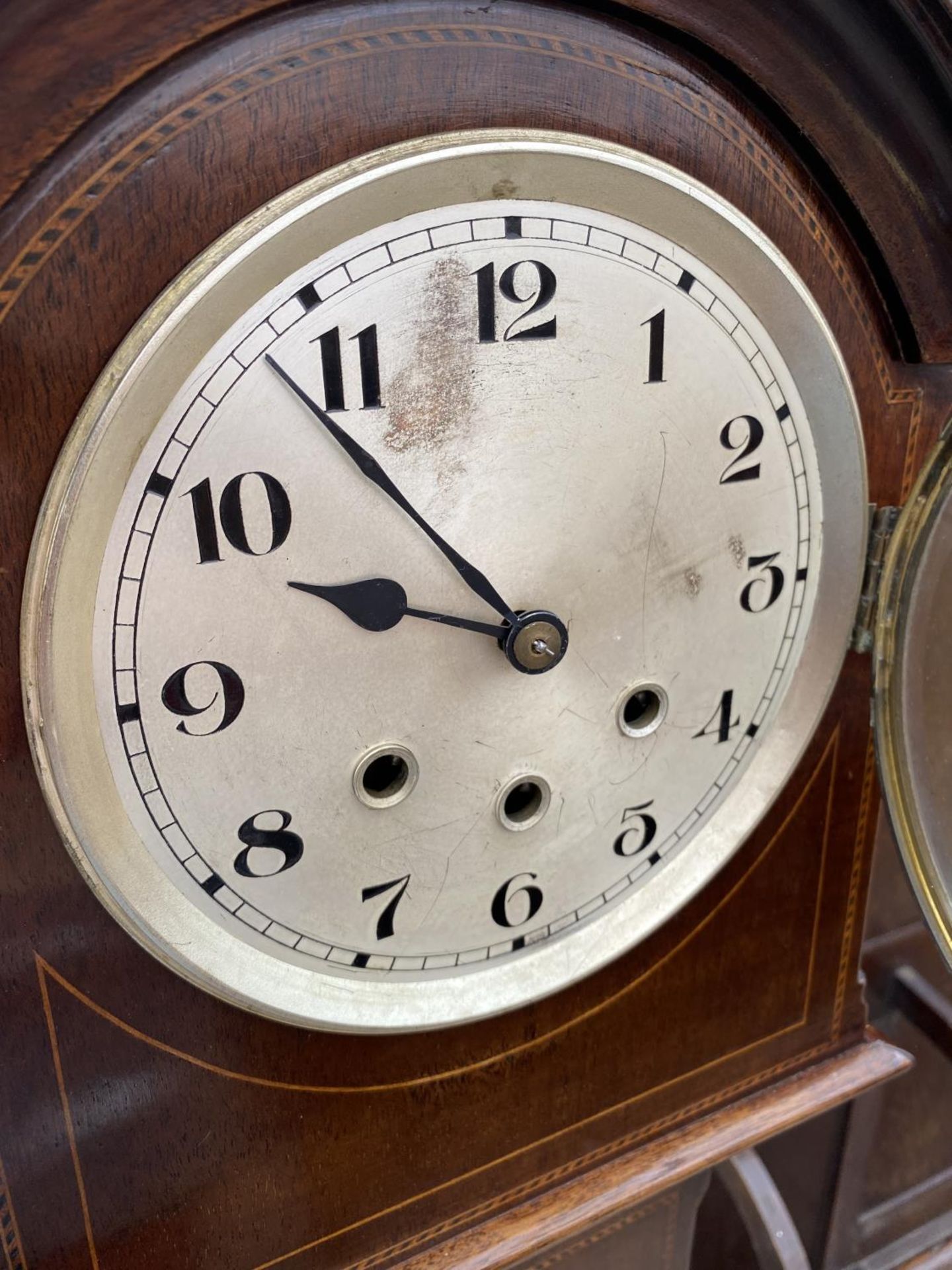 AN EDWARDIAN MAHOGANY AND INLAID GRANDMOTHER CLOCK, 11.5" WIDE, 52.5" HIGH - Image 5 of 6