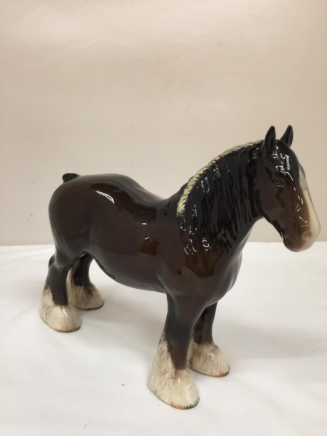 A BESWICK SHIRE HORSE WITH MANE DECORATION HEIGHT 21.5CM - Image 3 of 5