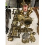 A QUANTITY OF BRASSWARE TO INCLUDE HORSE BRASSES ON MARTINGALE, SCARAB BEETLE STAMP, WALL SCONCES,