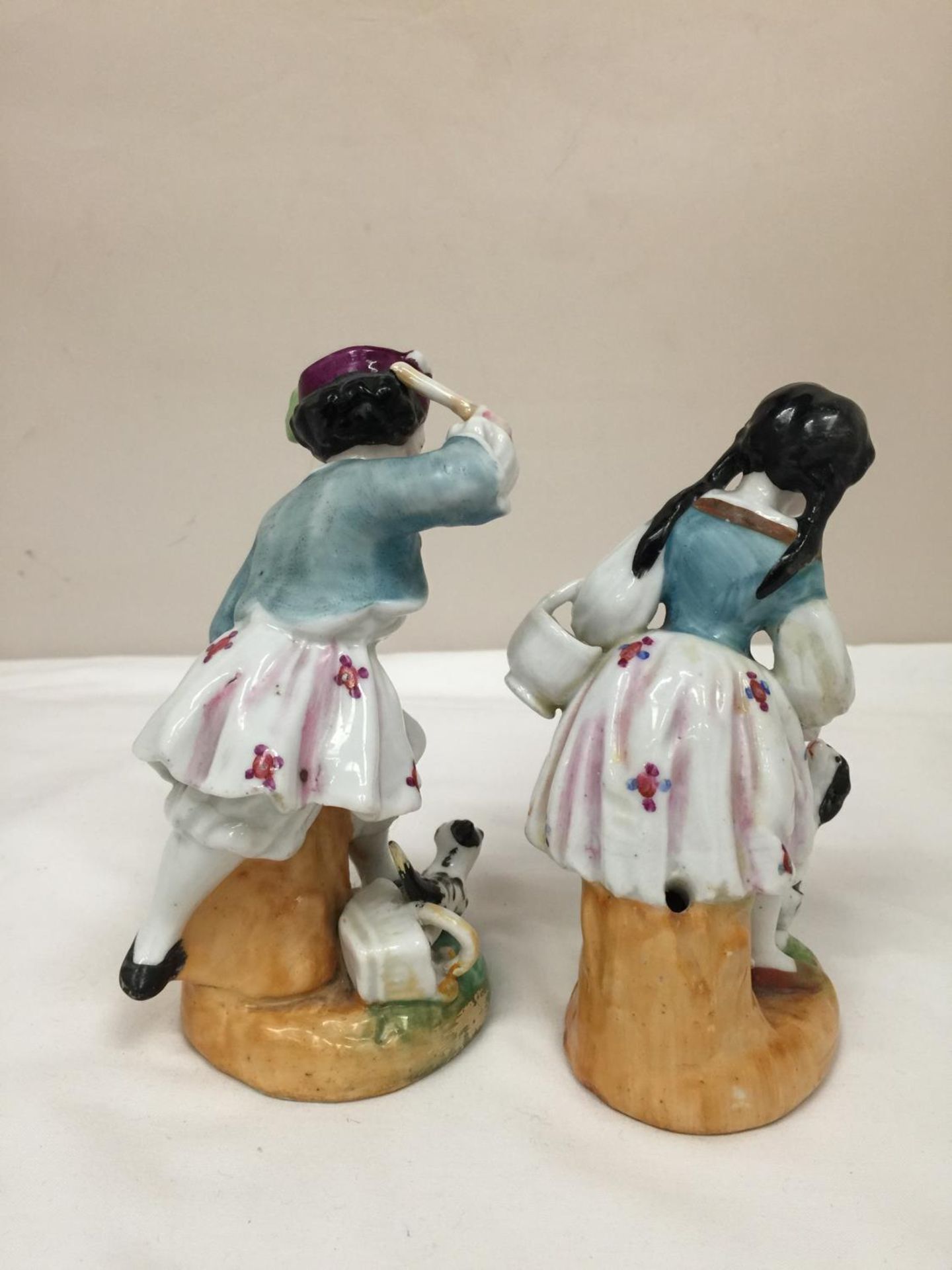 A PAIR OF EARLY STAFFORDSHIRE HARD PASTE PORCELAIN FIGURES OF A BOY AND A GIRL WITH DOGS HEIGHT BOTH - Image 3 of 5